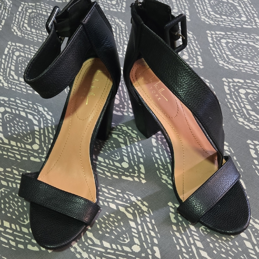 Nicole Miller Black Heels with Elegant Design